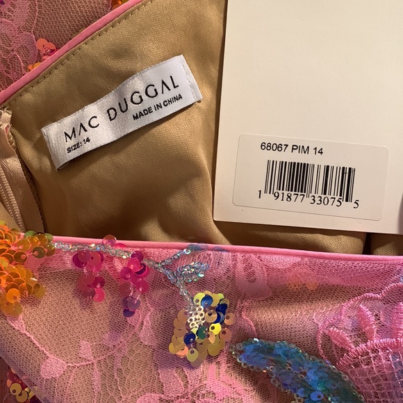 MAC DUGGAL
Embellished Lace Strappy Column Gown - Picture 12 of 17